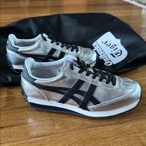 Onitsuka Tiger 1183C530 PURE SILVER/BLACK Japan